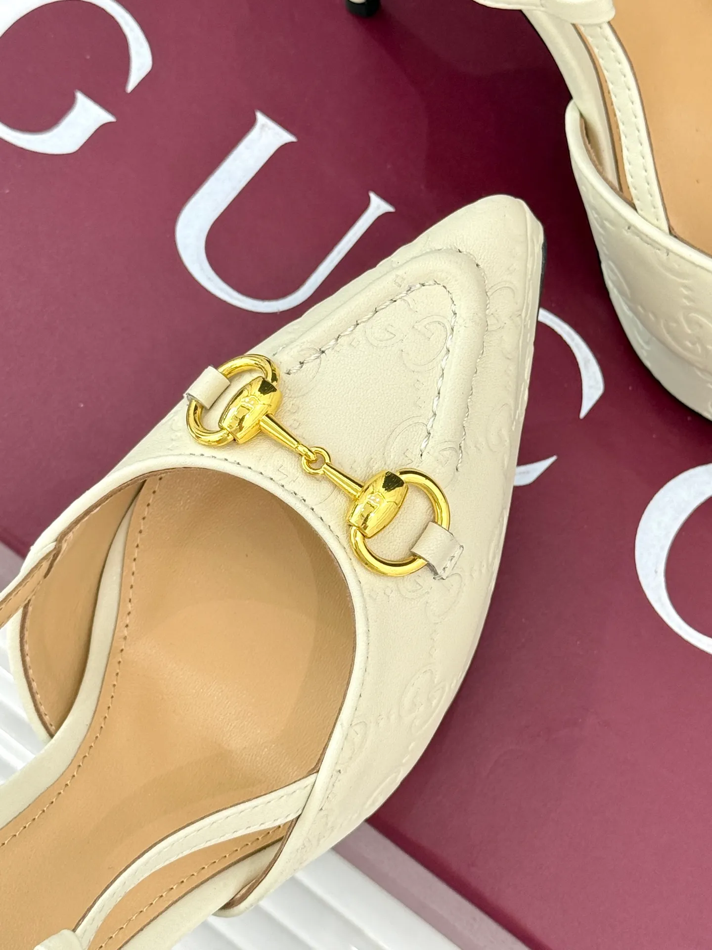 Factory direct sales p680🐘🐘Women's shoes Women's Gucci/Gucci classic horsebit pointed toe platform high-heeled sandals Perfectly integrate classic elements and fashion design. These sandals are decorated with the iconic horsebit. The metallic horsebit embellishes the upper, exuding a strong retro style and highlighting the brand heritage. The design of the waterproof platform and the high heel complement each other. The 9.5 cm high heel and the 2 cm waterproof platform can effectively reduce the pressure on the foot while elongating the leg line, making walking more stable. The adjustable ankle buckle design is not only easy to put on and take off, but can also be adjusted according to personal foot shape to ensure a comfortable fit. Whether paired with an elegant dress for formal occasions or paired with simple trousers to create a fashionable street style, these sandals can be easily worn, adding a touch of color to the overall look and showing the wearer's unique taste and fashion attitude. The fabric is made of original customized calfskin, the inner pads are all sheepskin, and the genuine leather outsole imported from Italy size: 35-39 (40/41/42 customized)